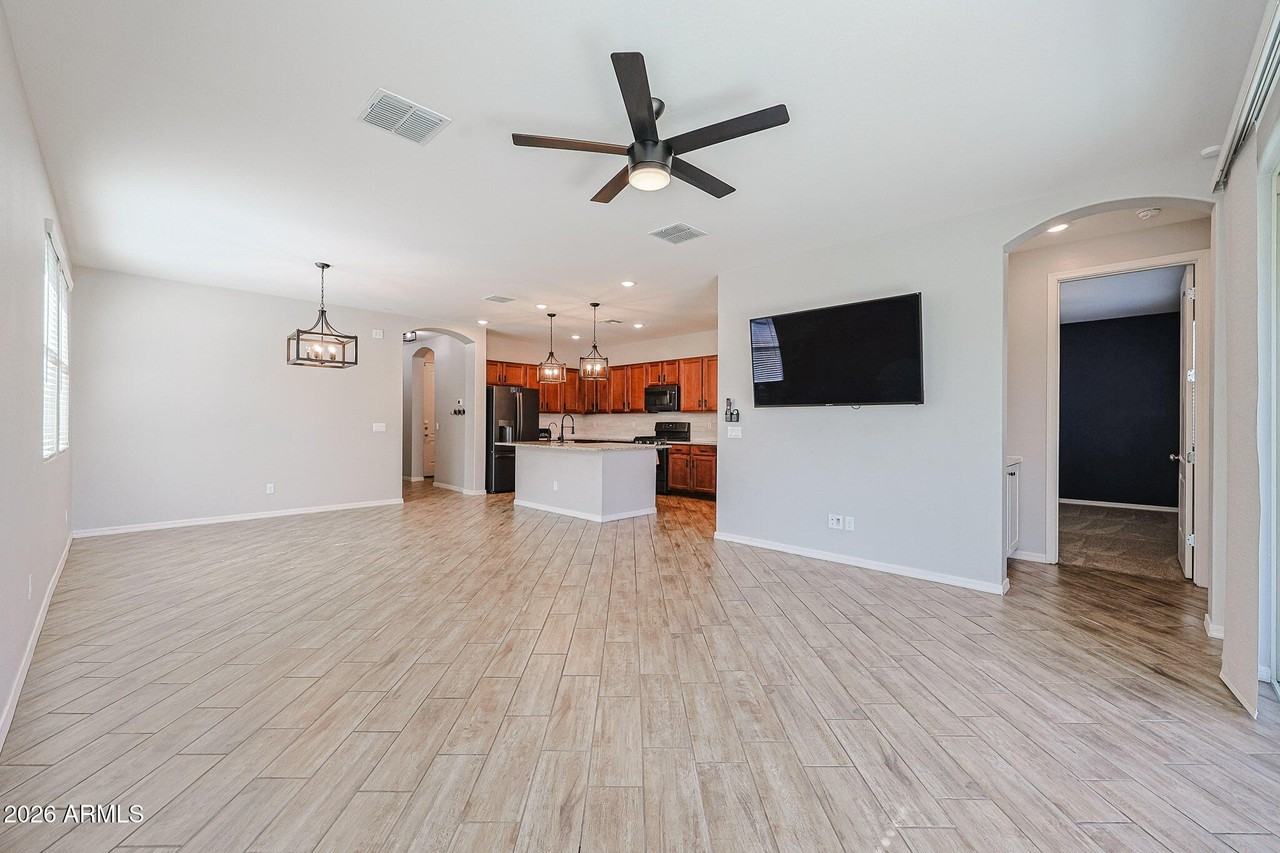 15269 W Pierce St - Photo 5 of 33