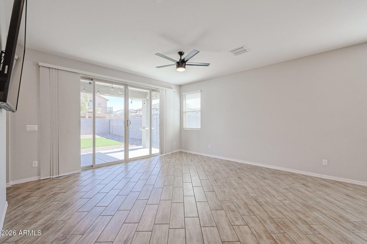 15269 W Pierce St - Photo 6 of 33