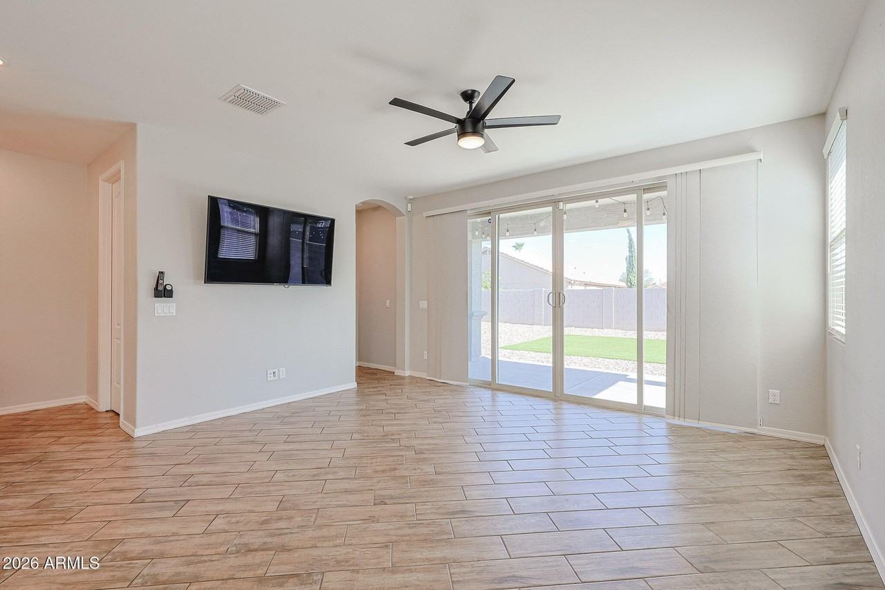 15269 W Pierce St - Photo 7 of 33