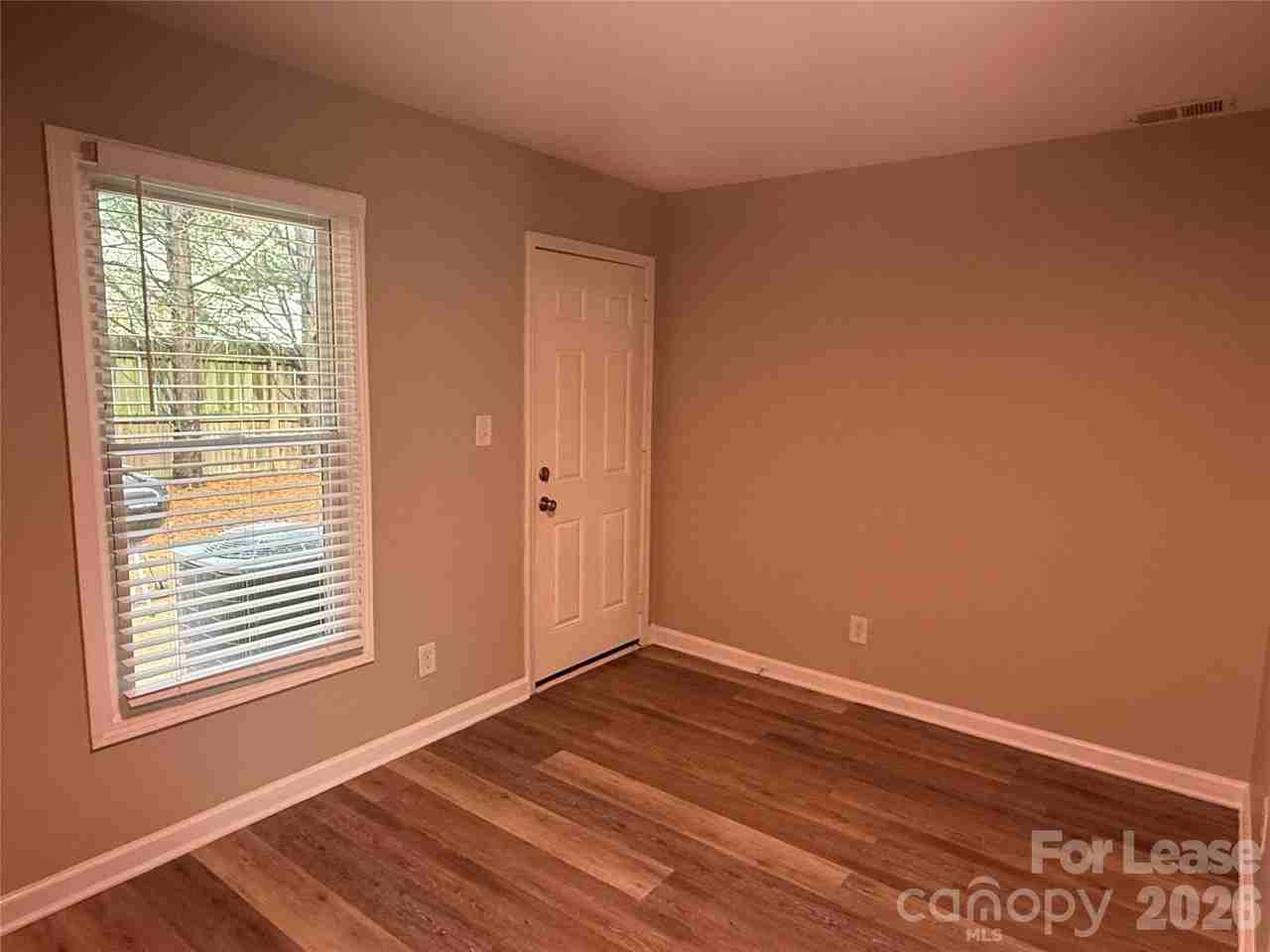 312 W Catawba Ave - Photo 6 of 14
