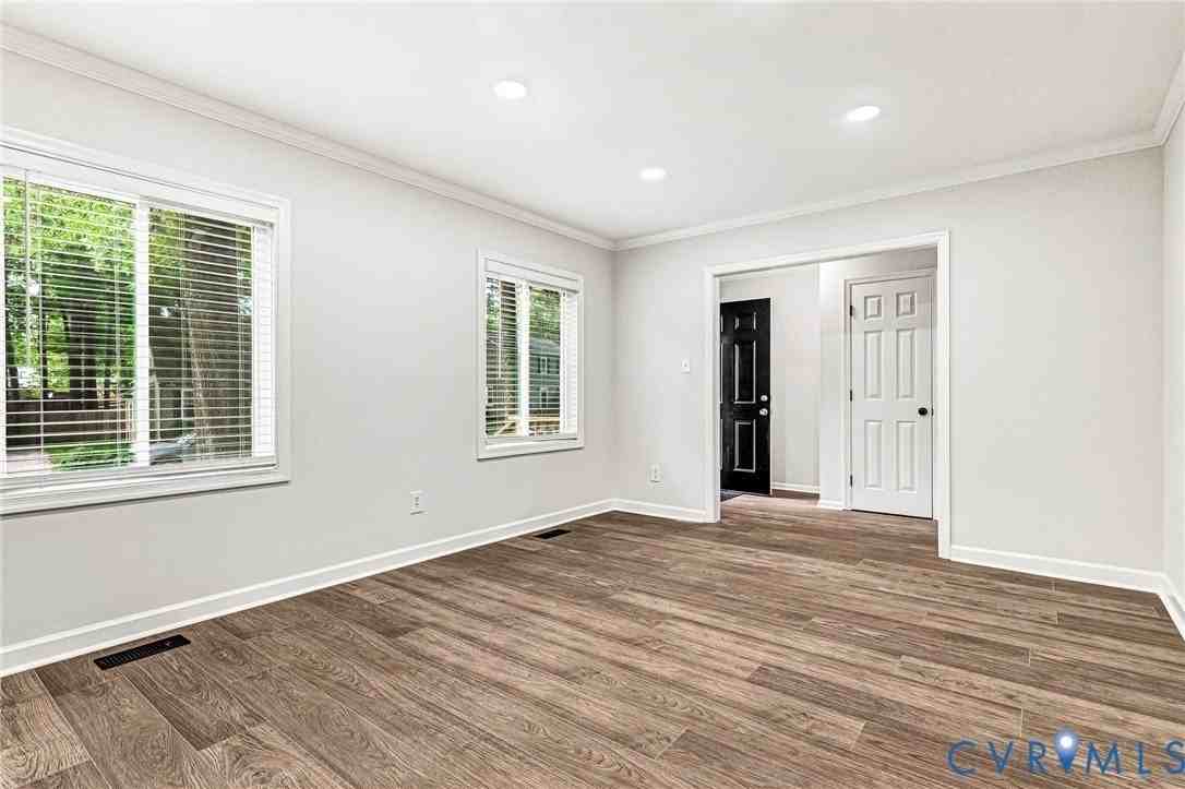 9015 Covewood Rd - Photo 3 of 32
