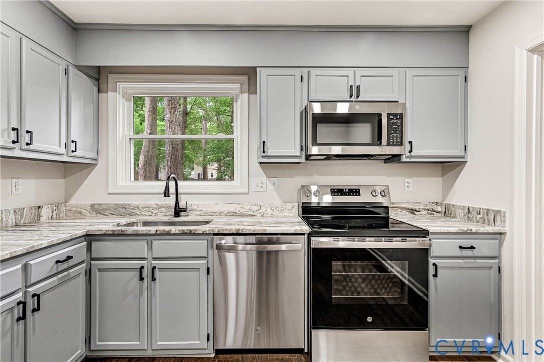 9015 Covewood Rd - Photo 7 of 32