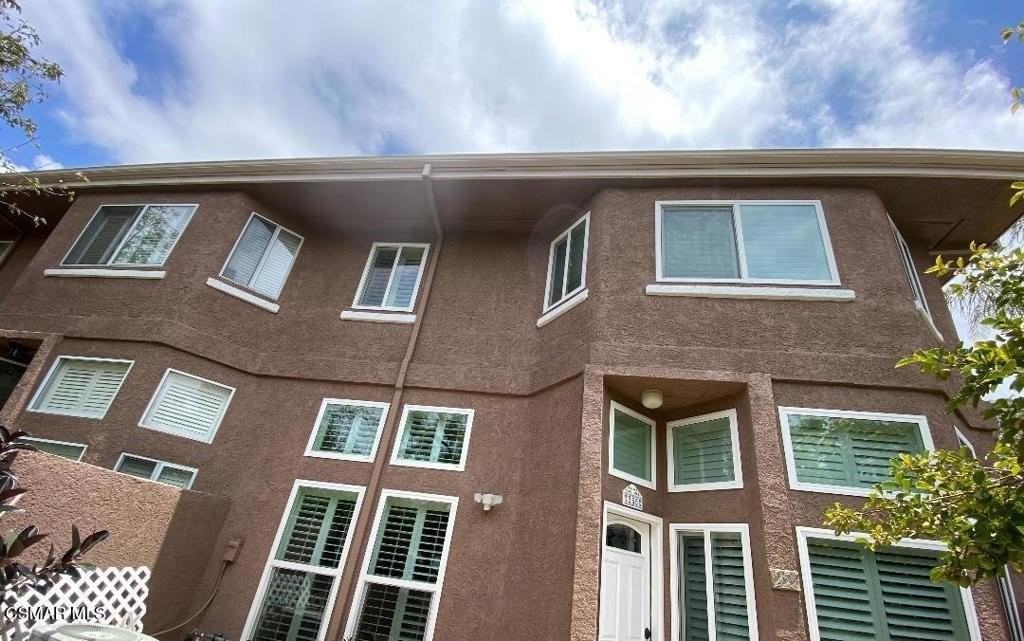 255 N Skyline Dr - Photo 4 of 26