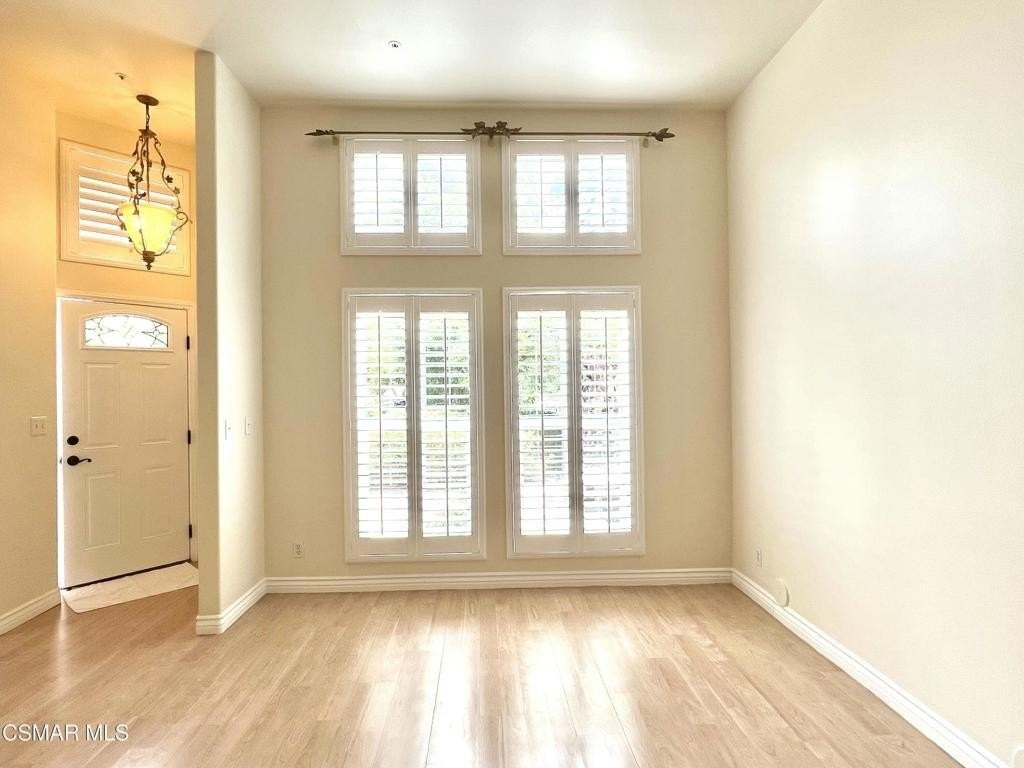 255 N Skyline Dr - Photo 5 of 26