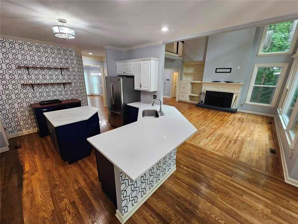 430 Eastbourne Way - Photo 4 of 44