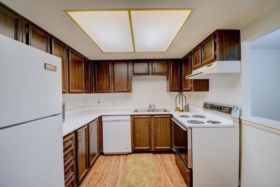 931 Country Club Dr Se #J - Photo 4 of 15