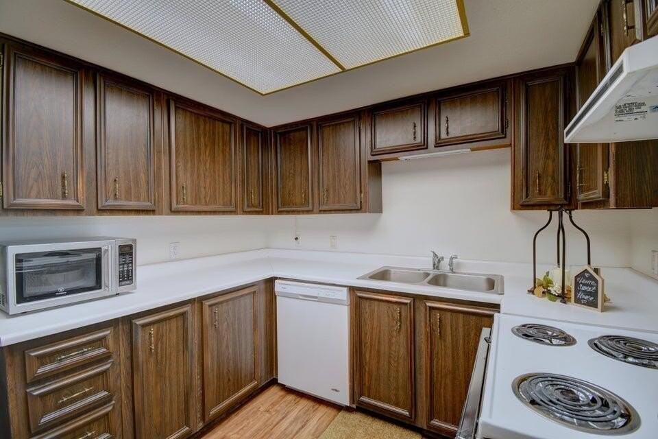 931 Country Club Dr Se #J - Photo 5 of 15