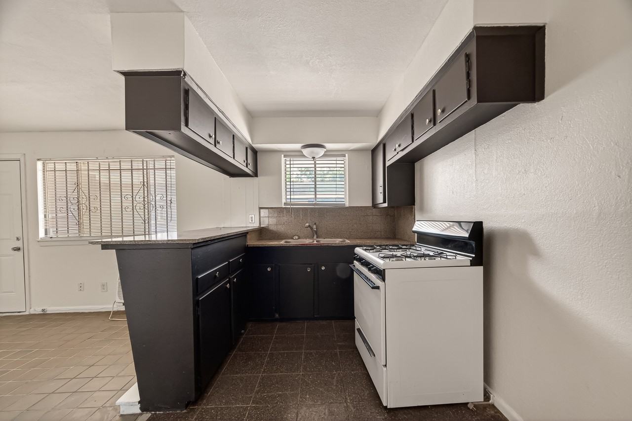 2708 Oakcliff Street - Photo 3 of 10