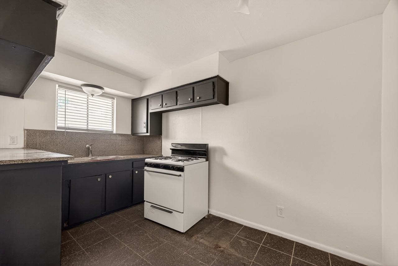 2708 Oakcliff Street - Photo 4 of 10