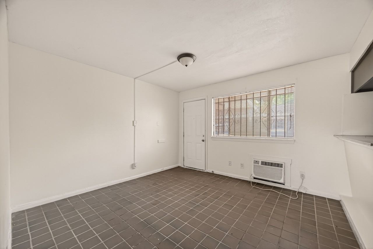 2708 Oakcliff Street - Photo 6 of 10