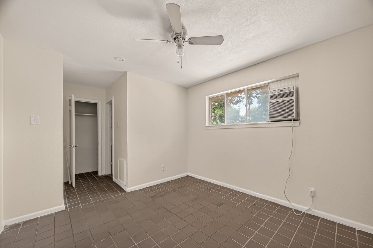 2708 Oakcliff Street - Photo 7 of 10
