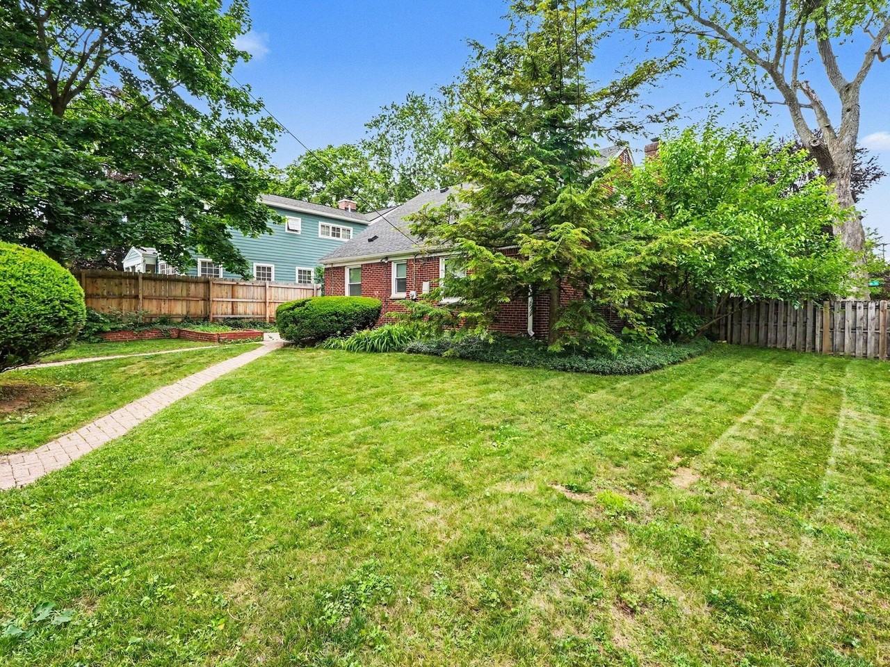 1616 Morton Ave - Photo 2 of 24