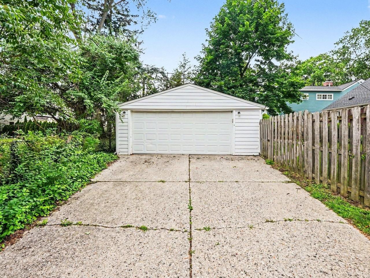 1616 Morton Ave - Photo 3 of 24