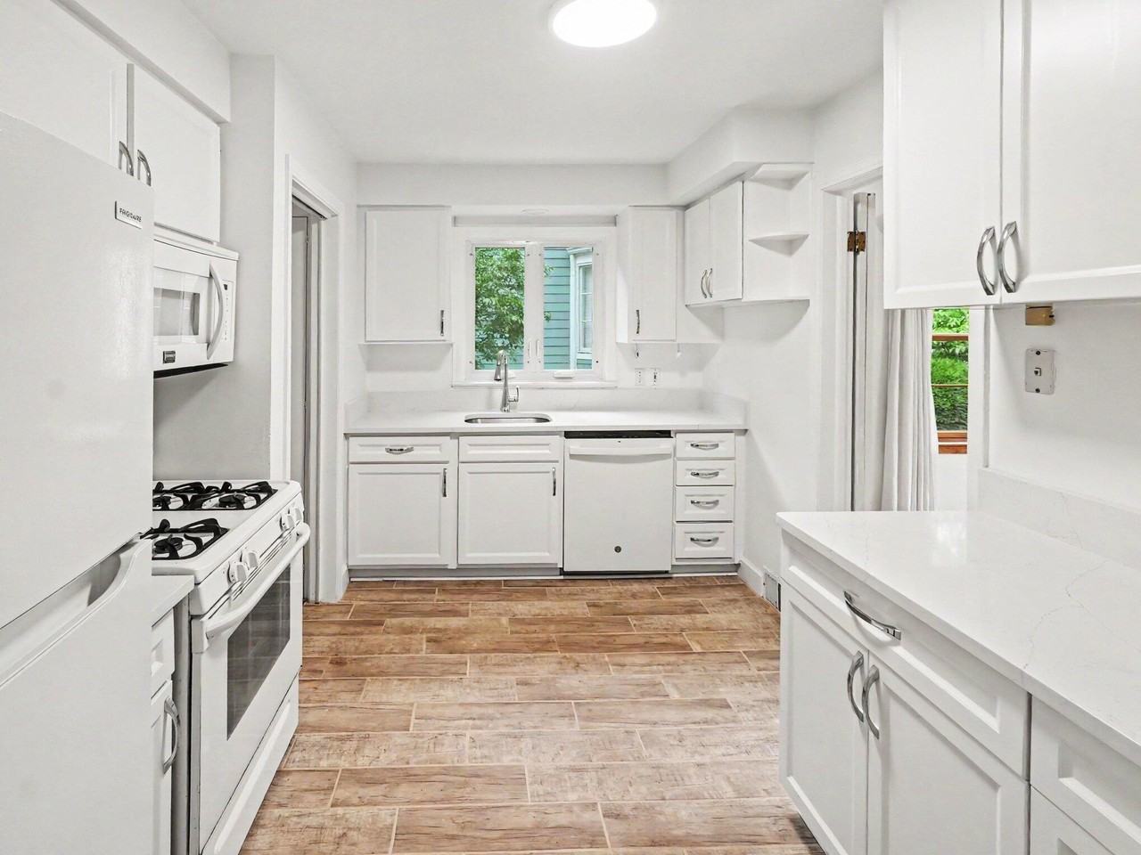 1616 Morton Ave - Photo 4 of 24