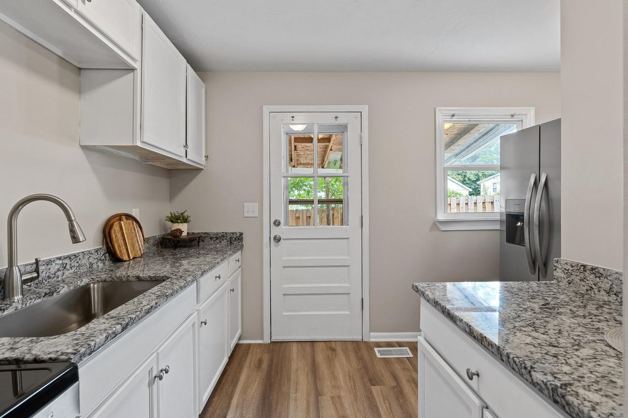 533 Basin St - Photo 4 of 16