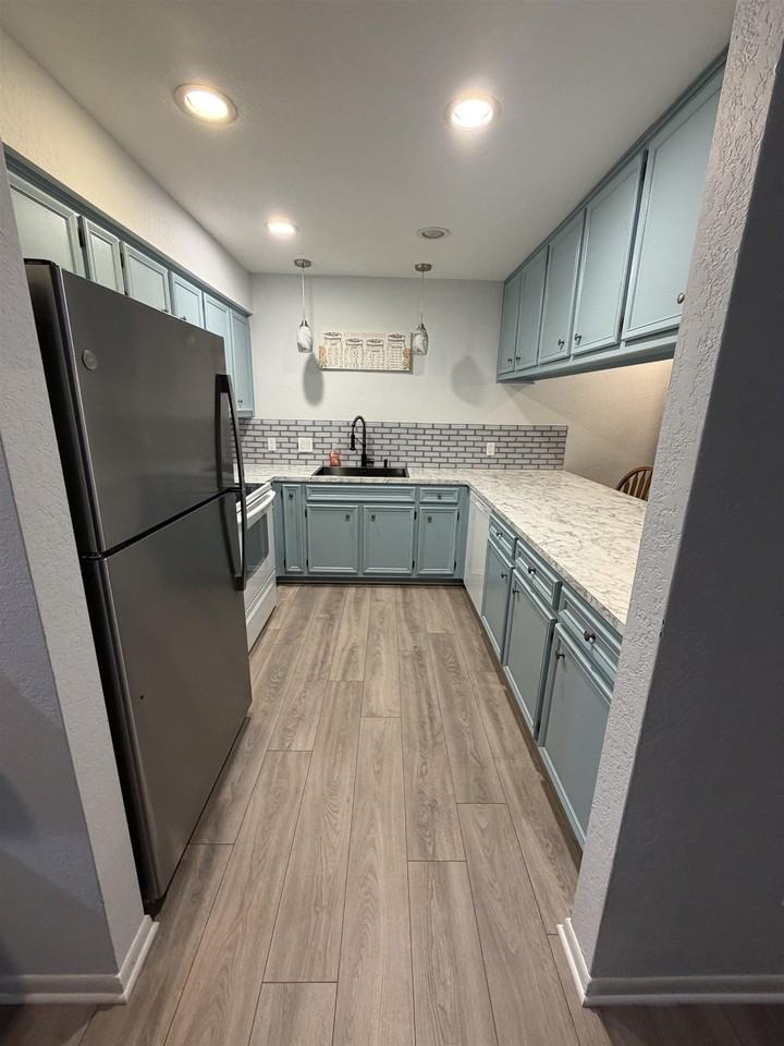 Crestview Dr - Photo 7 of 20