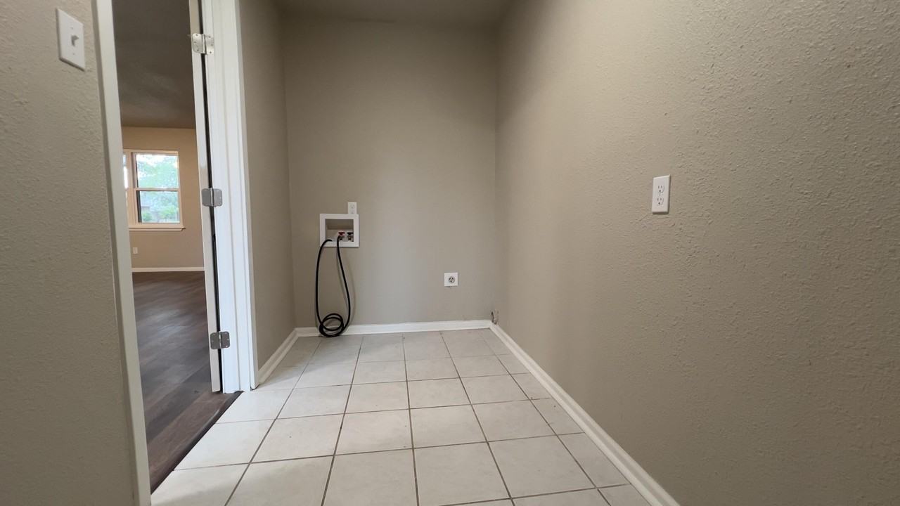 3705 Elkhart Ave - Photo 5 of 11