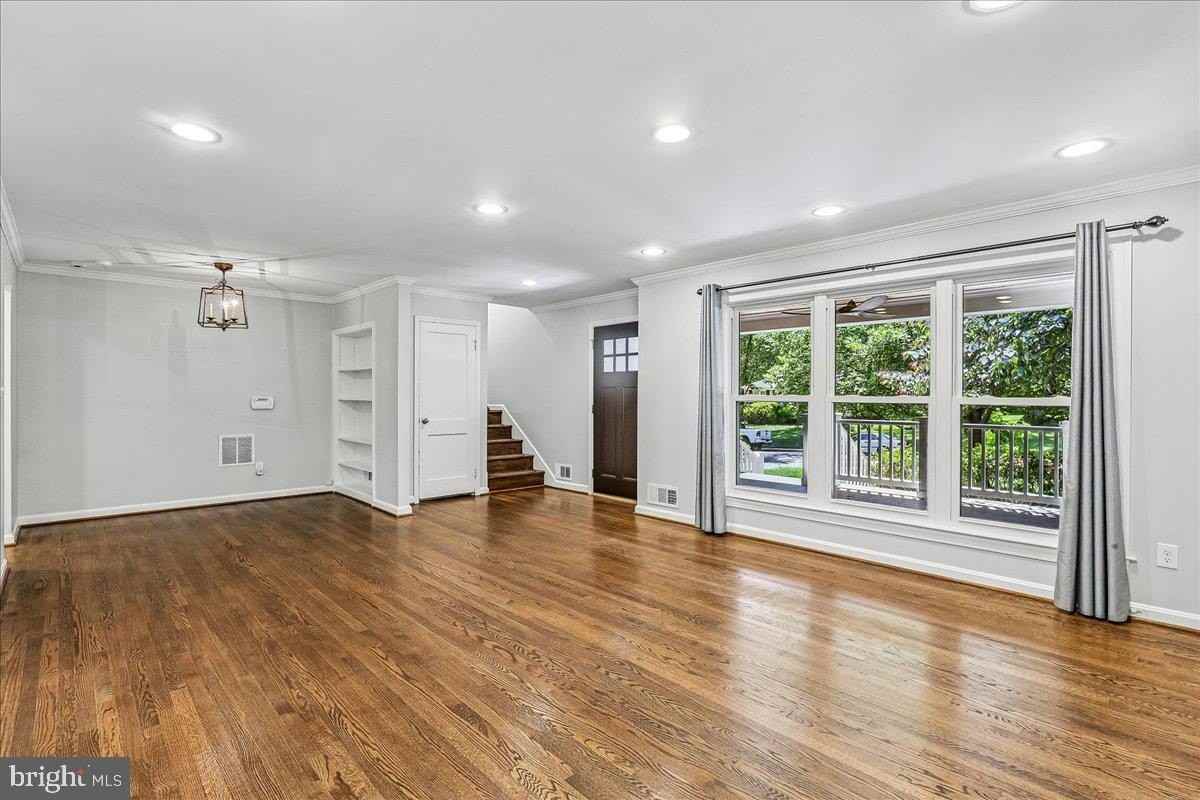 8109 Bainbridge Rd - Photo 7 of 21
