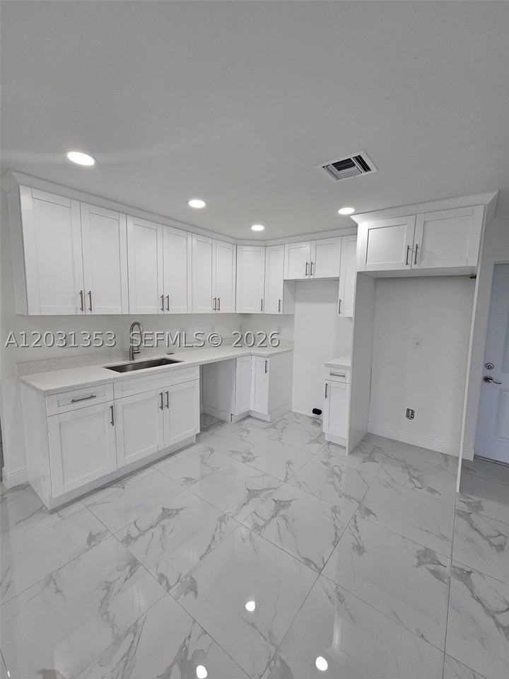 1901 W 11th St - Photo 4 of 15