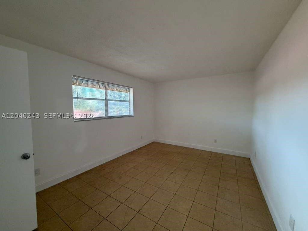 1330 Ne 127th St #8 - Photo 3 of 4