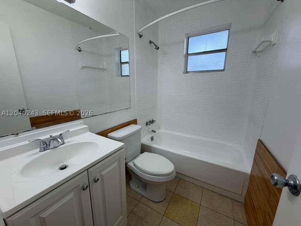 1330 Ne 127th St #8 - Photo 4 of 4