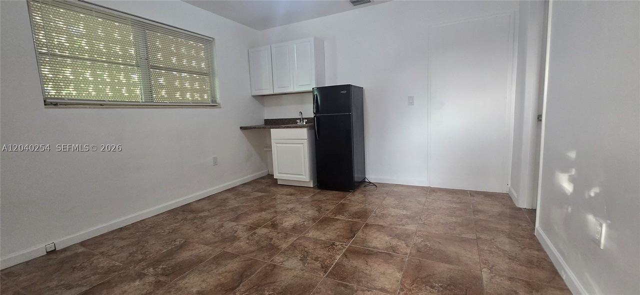 201 Sw 30th Ct - Photo 2 of 10