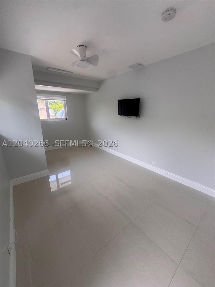 46XX Nw 89th St - Photo 4 of 9