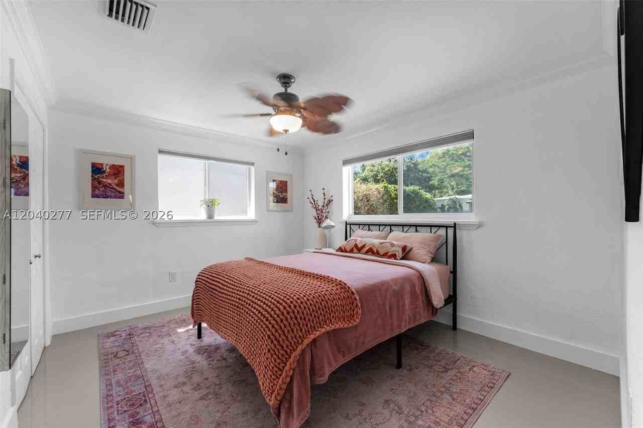2131 Sw 17th St - Photo 3 of 28
