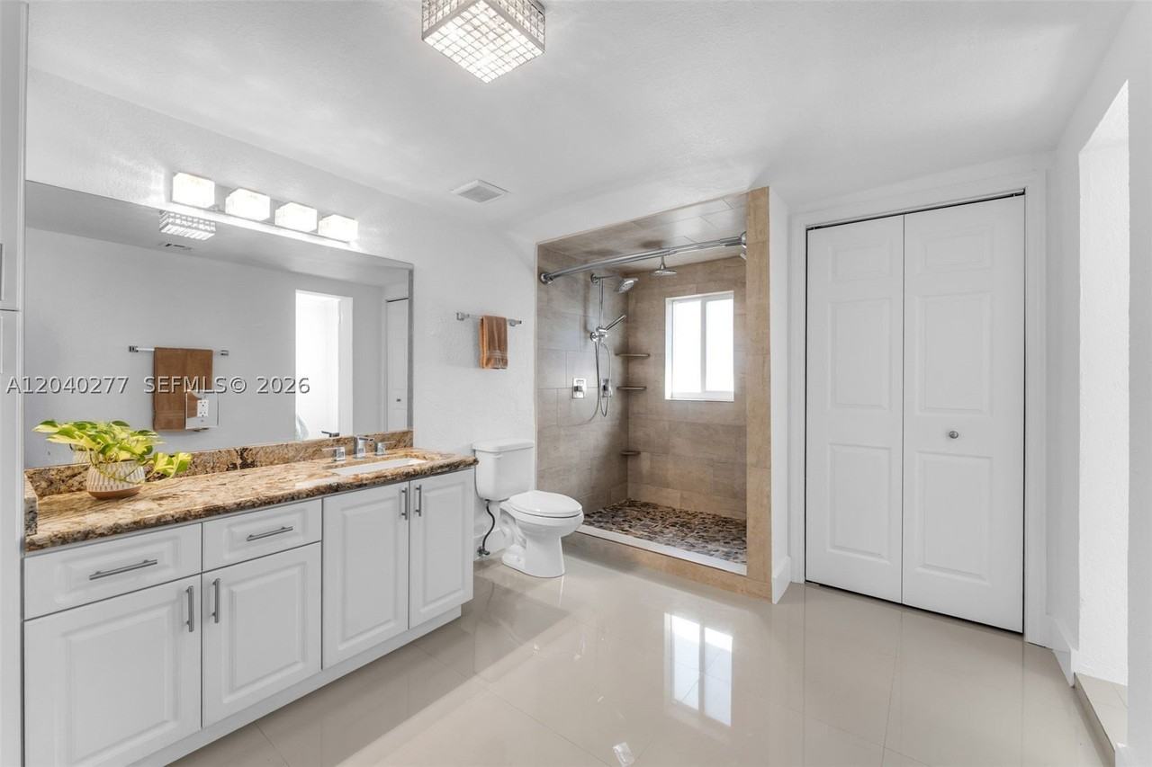2131 Sw 17th St - Photo 4 of 28