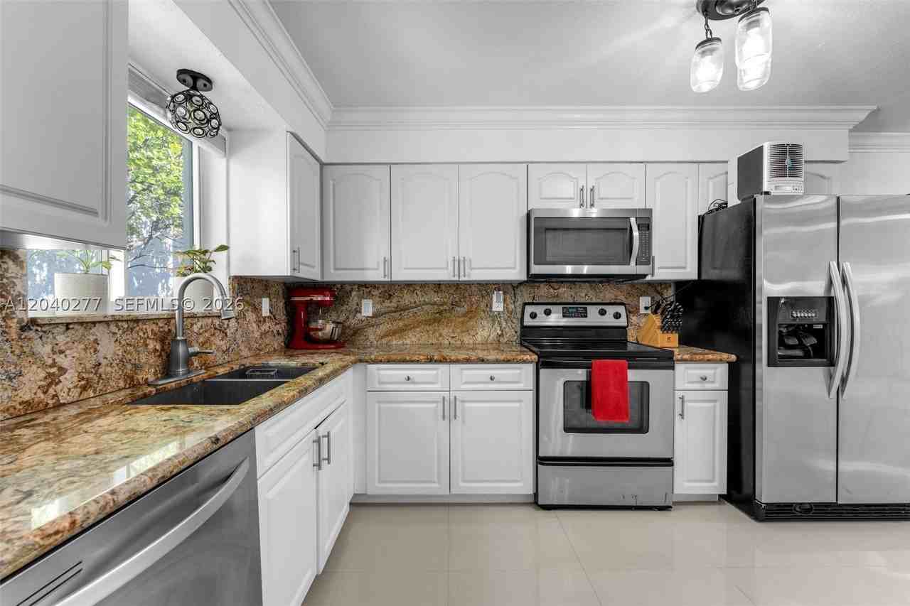 2131 Sw 17th St - Photo 5 of 28