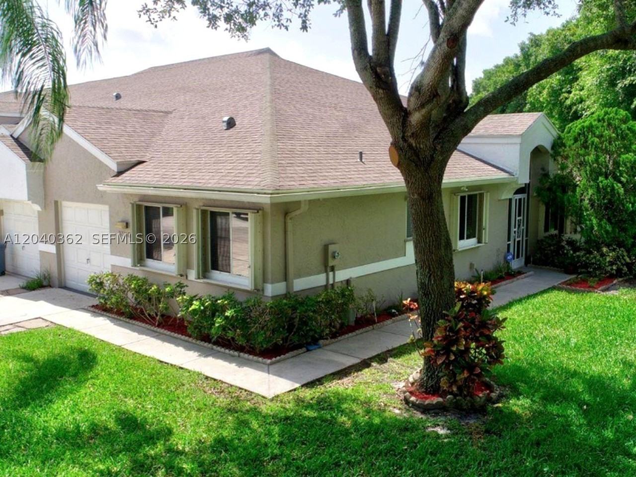 9238 Vineland Ct #G - Photo 2 of 12