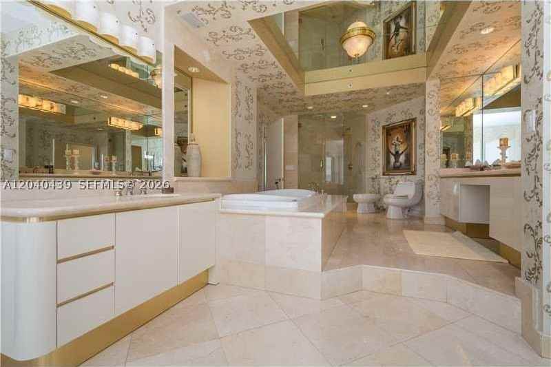 16445 Collins Ave - Photo 4 of 5