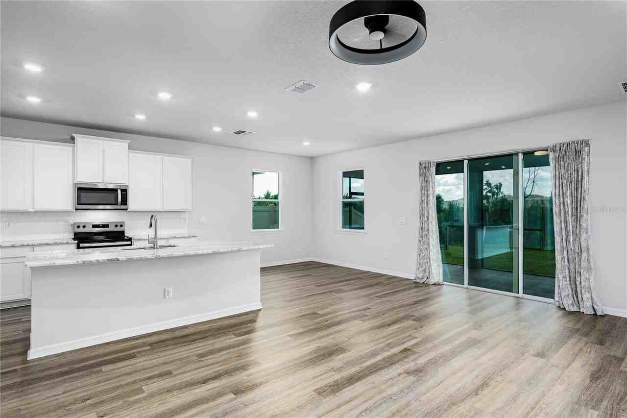 10622 Eustis Dr - Photo 4 of 49