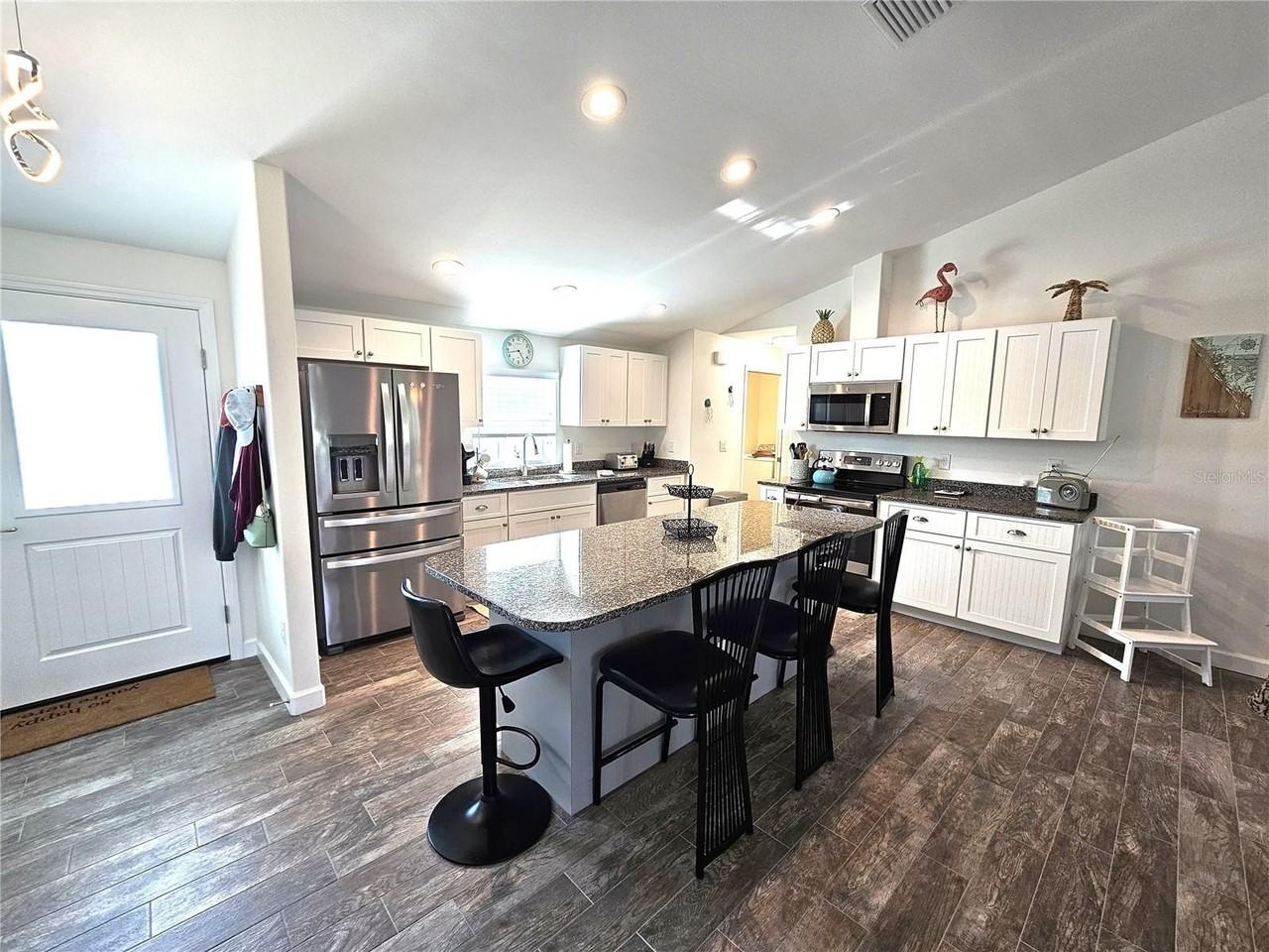 7436 Michael St - Photo 3 of 39