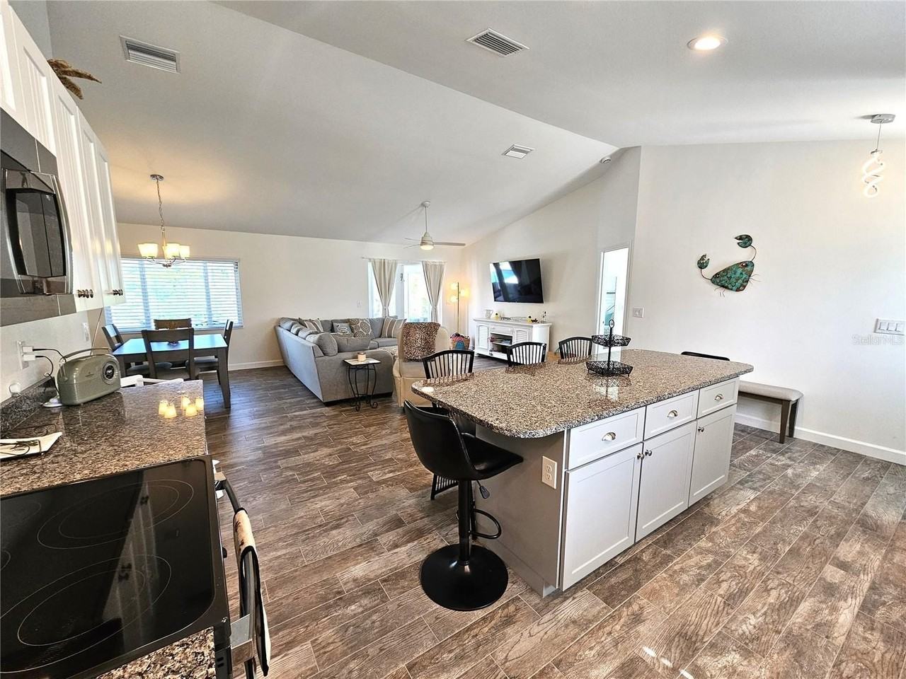 7436 Michael St - Photo 4 of 39
