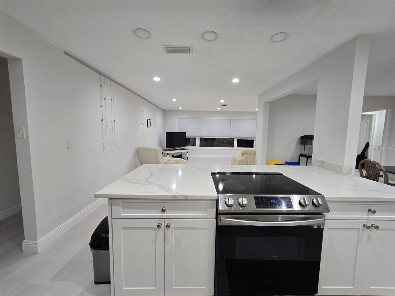 1028 Chinaberry Rd - Photo 6 of 34