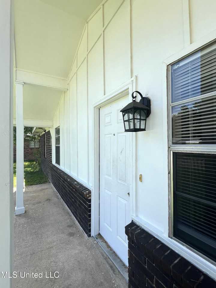 104 Michael Ct - Photo 2 of 13