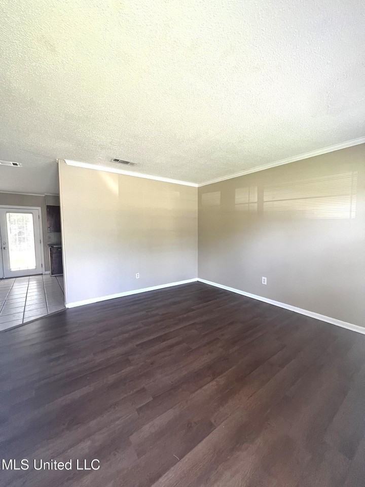 104 Michael Ct - Photo 3 of 13