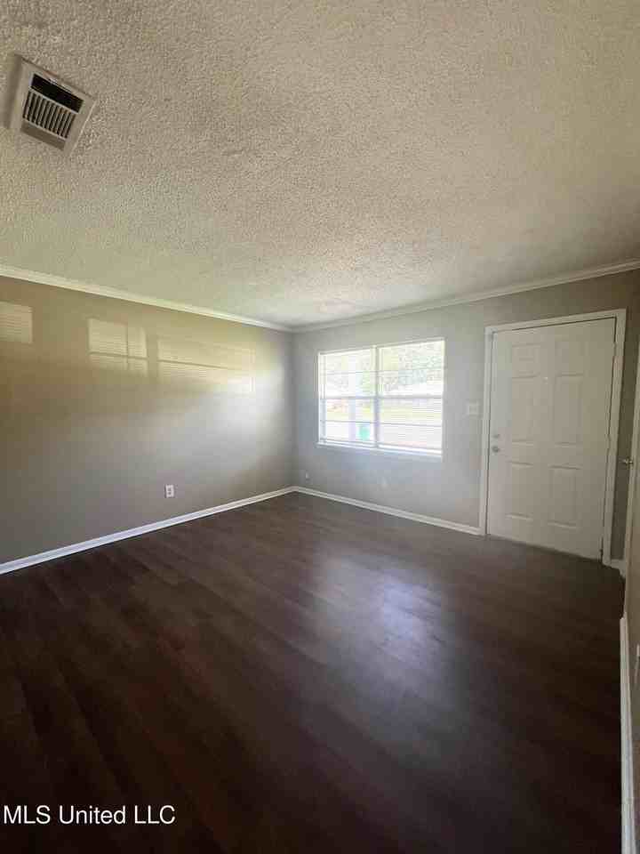 104 Michael Ct - Photo 4 of 13