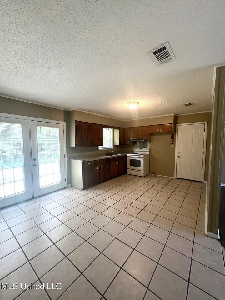 104 Michael Ct - Photo 5 of 13