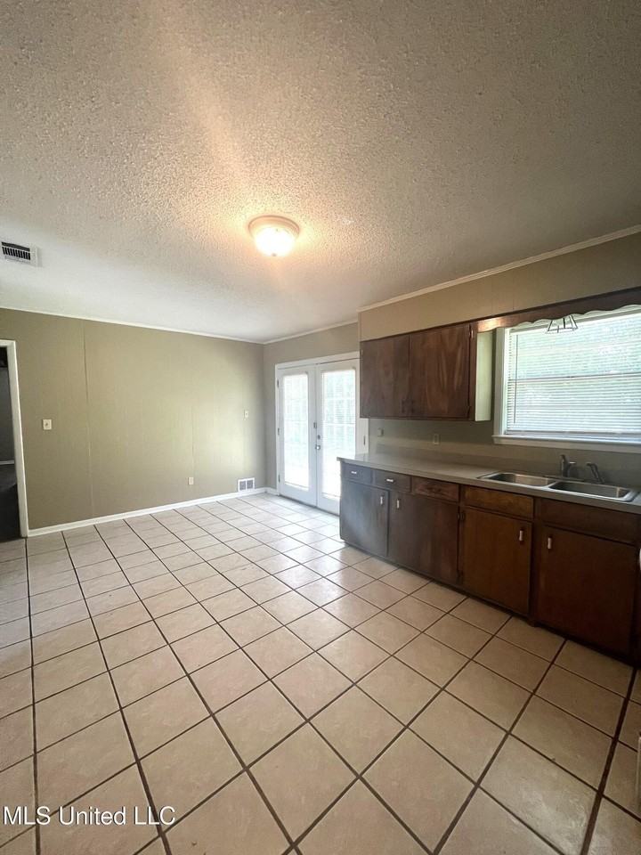 104 Michael Ct - Photo 6 of 13