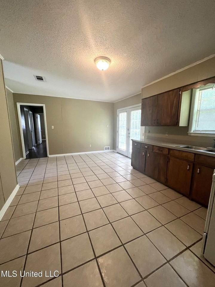 104 Michael Ct - Photo 7 of 13