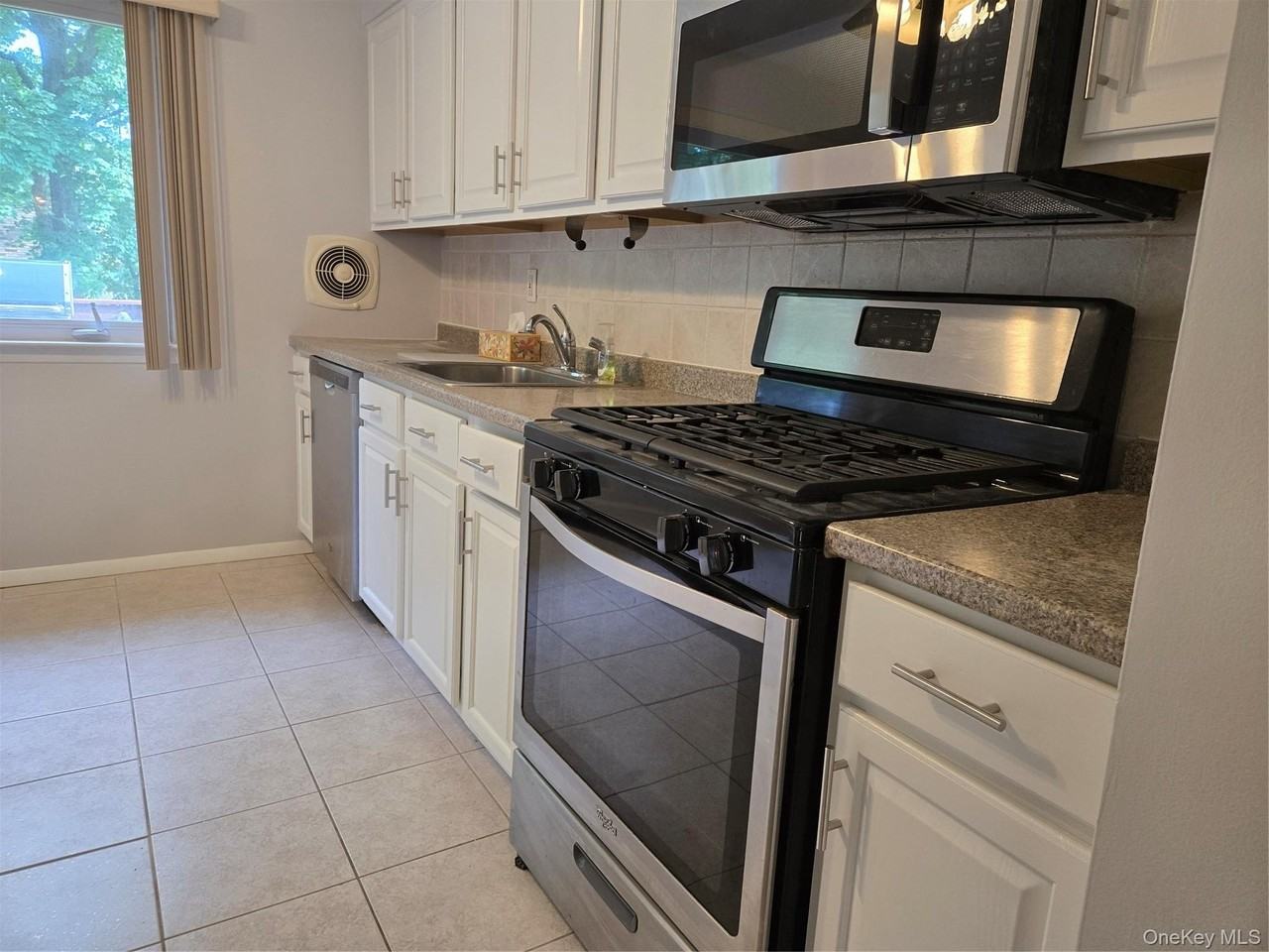 14 Lake Shore Dr - Photo 2 of 20