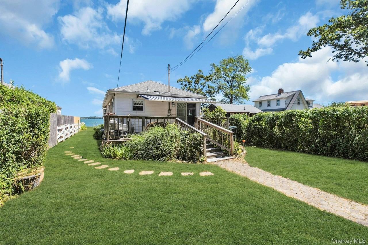 135 Noyack Ave - Photo 3 of 44
