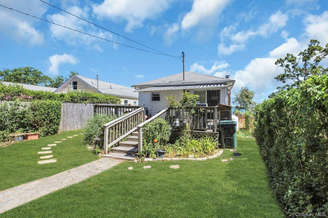 135 Noyack Ave - Photo 4 of 44