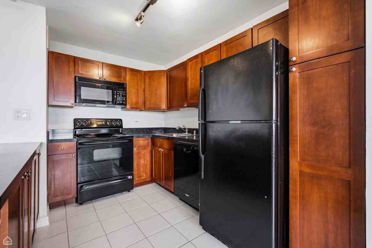 655 W Irving Park Rd #4008 - Photo 4 of 11