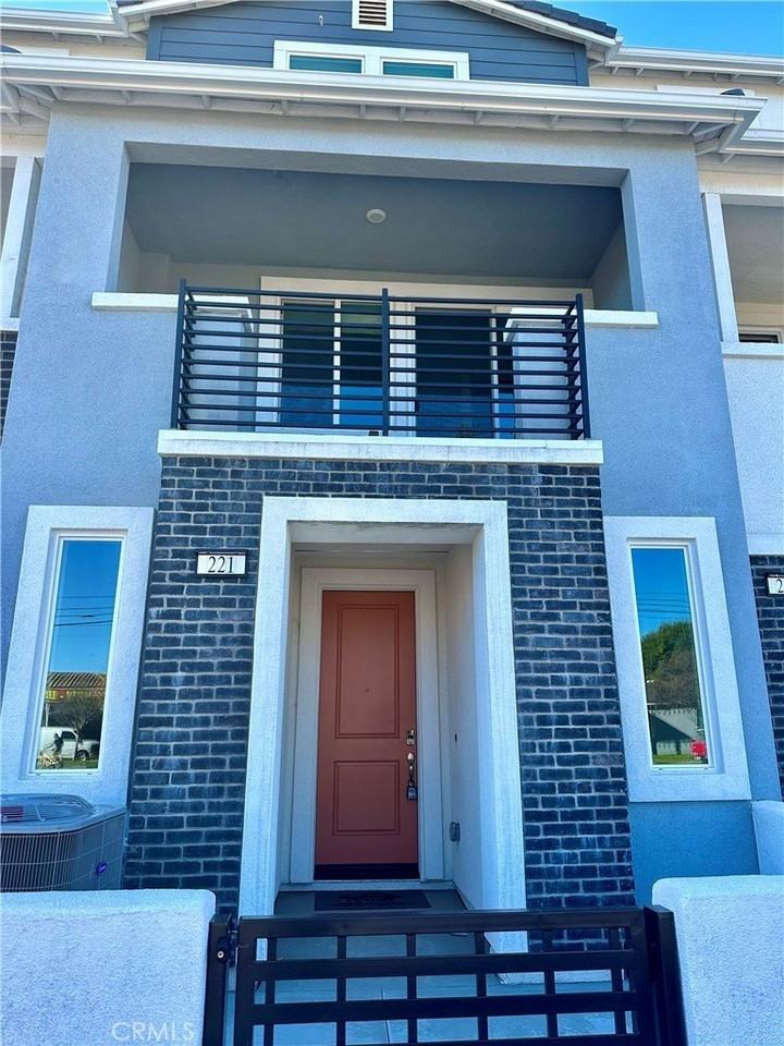 221 N Vincent Ave - Photo 2 of 33