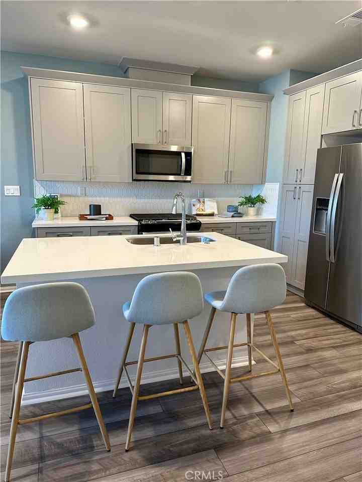 221 N Vincent Ave - Photo 4 of 33