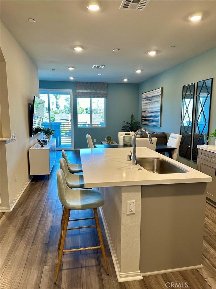221 N Vincent Ave - Photo 5 of 33