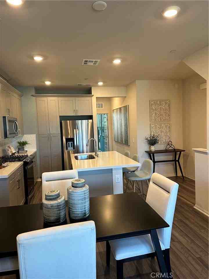 221 N Vincent Ave - Photo 6 of 33